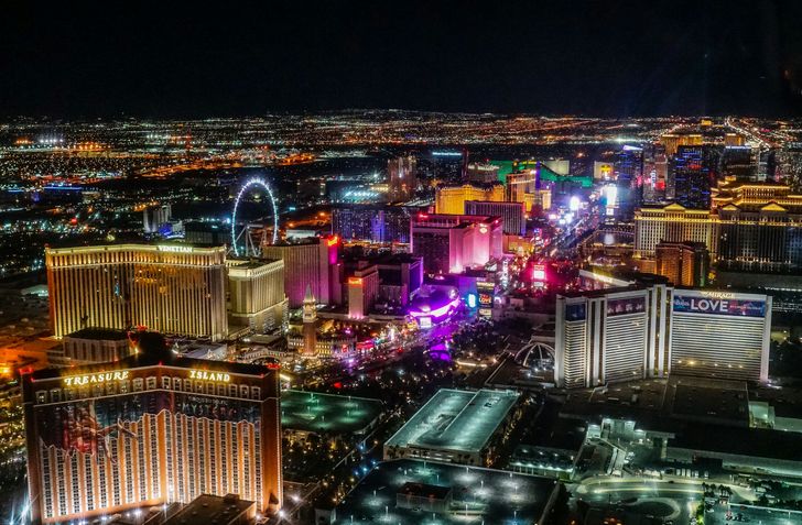 Las Vegas Strip Highlights Night Helicopter Tour - Image 4