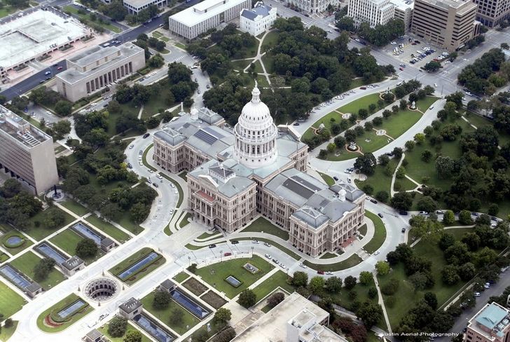 Birds Eye View Plane Tour of Austin with Option to Fly - Image 3