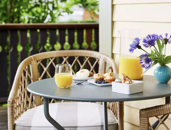 A Serene Weekday Stay at the Cliffside Inn - Image 3