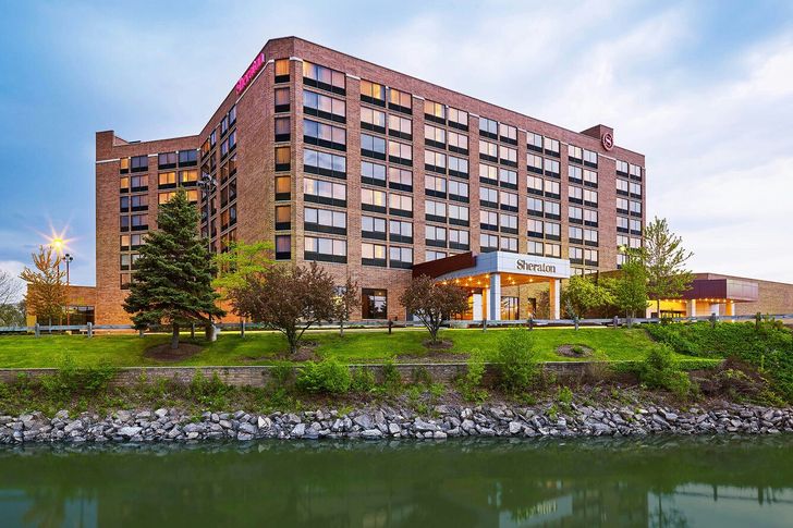 Chicago Charm: 1-Night Hotel Experience - Image 15