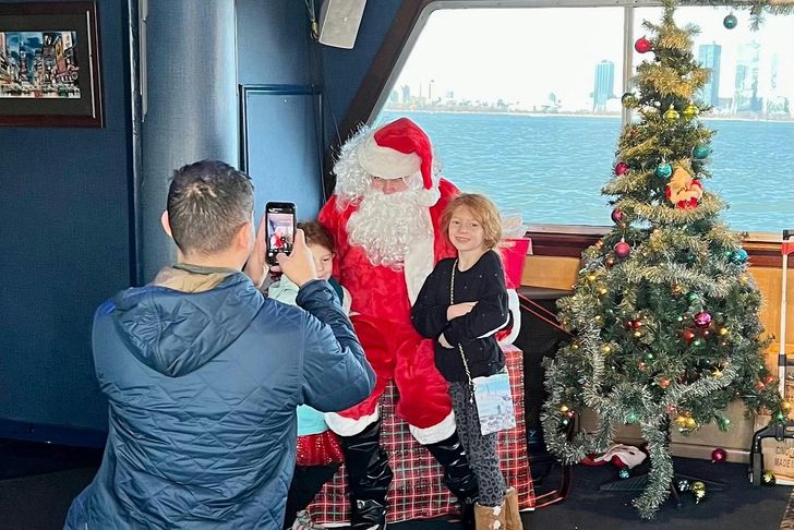 NYC Holiday Cruise with Santa Claus - Image 3