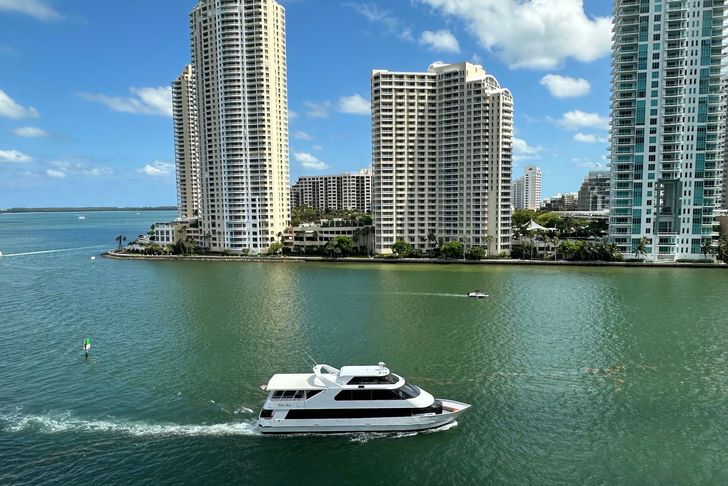 Miami Skyline Cruise of Millionaire's Homes with AC and Onboard Bar