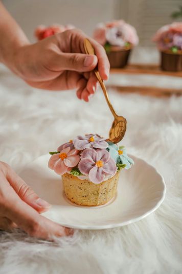 Master the Art of Cupcake Decorating - Image 2