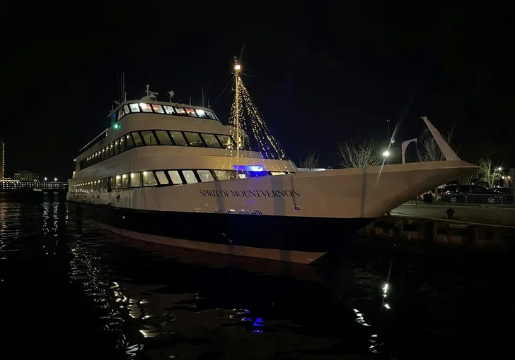 Weekdays and Sunday Romantic Signature Dinner Cruise in Norfolk