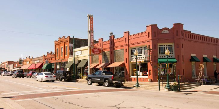 Downtown Grapevine Mystery Picnic Date for Two - Image 2