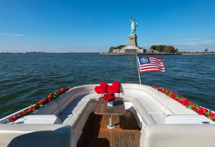 Luxury Weekday Private Yacht Date in NYC with Champagne - Image 5