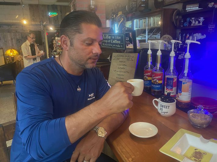 Cigar & Coffee Walking Half-Day Guided Tour in the Little Havana - Image 4