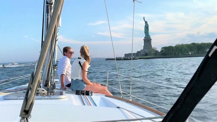 Luxury Private Sail Date Night in NYC with Champagne - Weekdays - Image 3