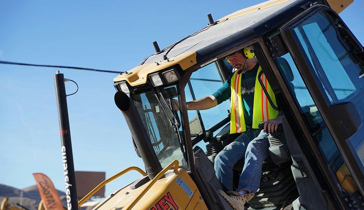 Operate a Bulldozer - Image 5