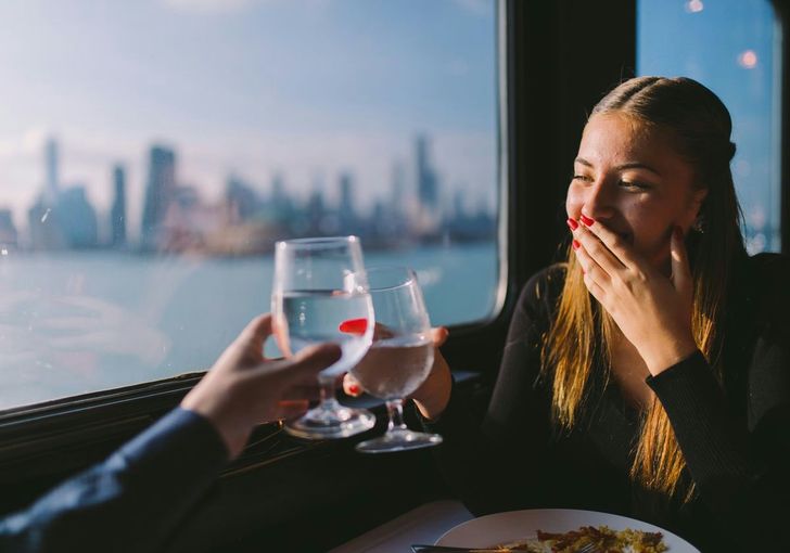 Weekdays & Sunday Signature Dinner Cruise on Lake Michigan - Image 3