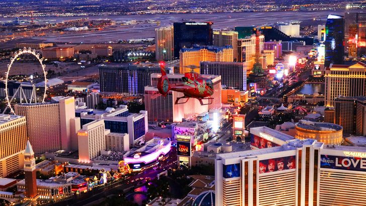 Las Vegas Strip Highlights Night Helicopter Tour with Luxury Transport - Image 4