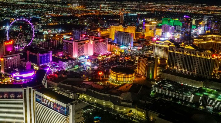 Las Vegas Strip Highlights Night Helicopter Tour with Luxury Transport - Image 3
