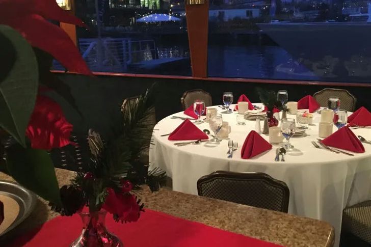 Supper with Santa Cruise in Seattle - Image 3