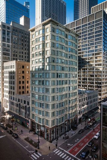 Chicago Charm: 1-Night Hotel Experience - Image 9