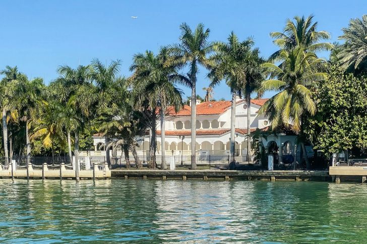 Miami Skyline Cruise of Millionaire's Homes with AC and Onboard Bar - Image 4