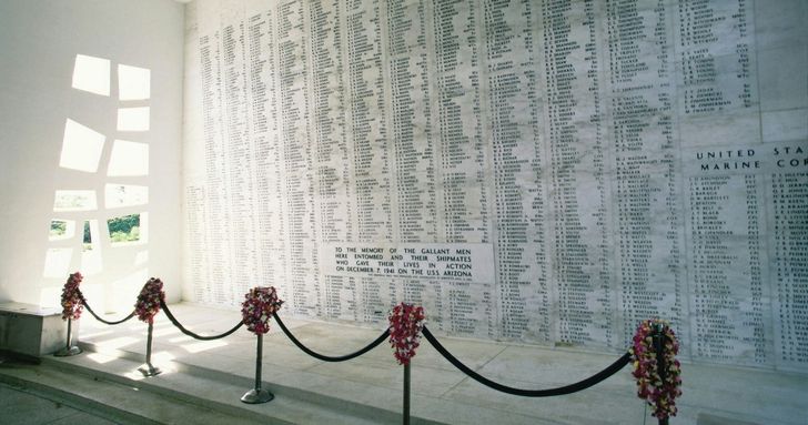 Deluxe Pearl Harbor Tour with Airfare from Kailua-Kona to Oahu