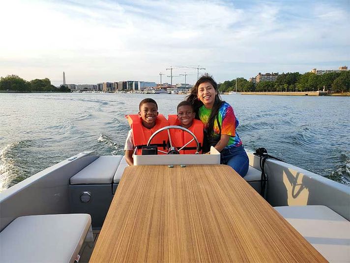 Private Electric Boat Rental from The National Harbor - Image 2