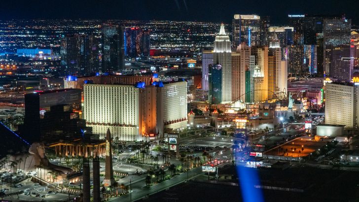 Las Vegas Strip Highlights Night Helicopter Tour with Luxury Transport - Image 7