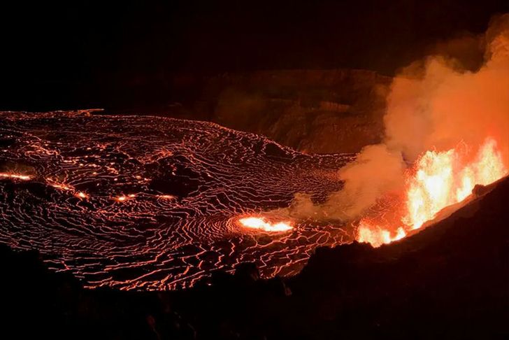 Doors off or on Kilauea Volcano Eruption Helicopter Tour - Image 8