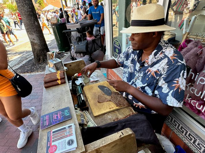 Cigar & Coffee Walking Half-Day Guided Tour in the Little Havana - Image 1