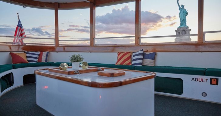 Mimosa, Statue & Skyline Cruise aboard the Yacht Kingston - Image 4