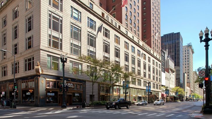 Chicago Charm: 1-Night Hotel Experience - Image 16