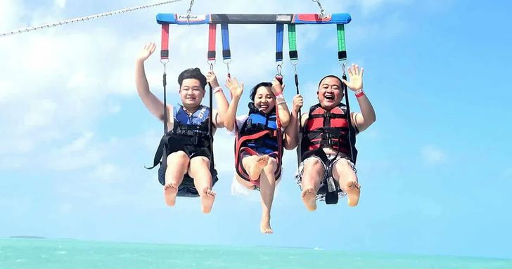 Parasailing from Smathers Beach - Image 4