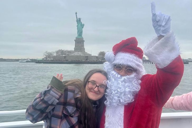 NYC Holiday Cruise with Santa Claus - Image 5