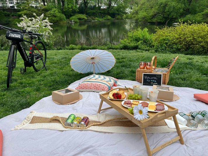 Private Central Park Bike Tour & Luxurious Picnic - Image 4