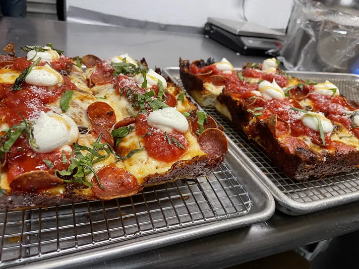 West Loop Pizza Walking Tour in Chicago