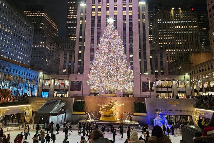 NYC Holiday Walking Tour: 5th Ave, Rockefeller Tree & Christmas Village