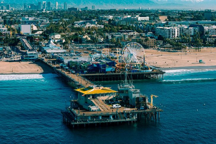 LA Highlights Tour in a R66 Deluxe Helicopter - Image 2
