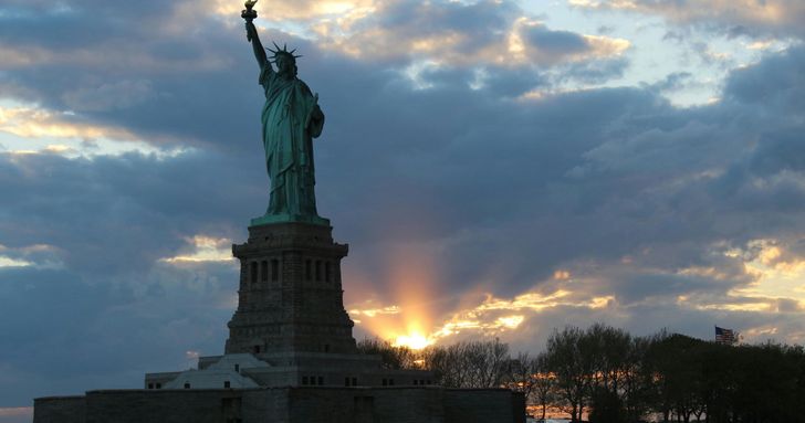 Sunset Cruise on Yacht Manhattan - Image 2