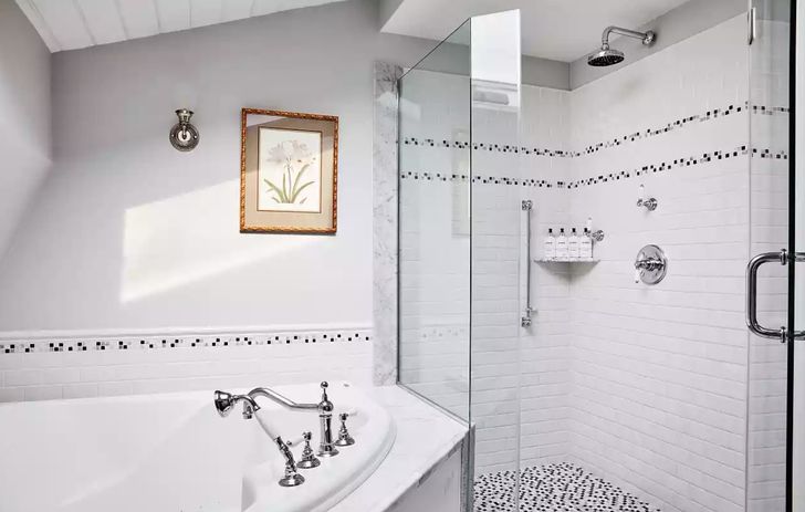 A Serene Weekday Stay at the Cliffside Inn - Image 6