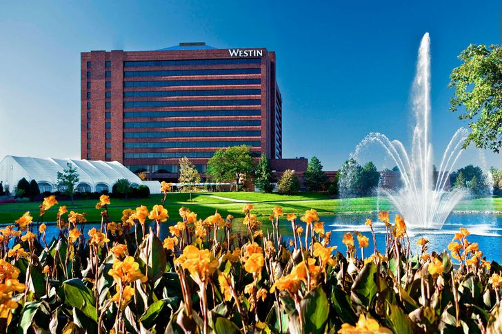 Chicago Charm: 1-Night Hotel Experience - Image 12