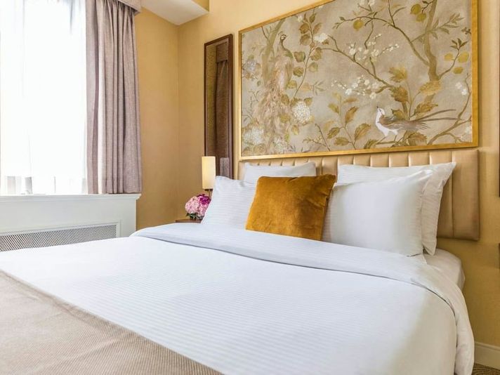 Chicago Charm: 1-Night Hotel Experience - Image 8